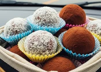 7. No-Bake Protein Energy Balls (WLS-Friendly)