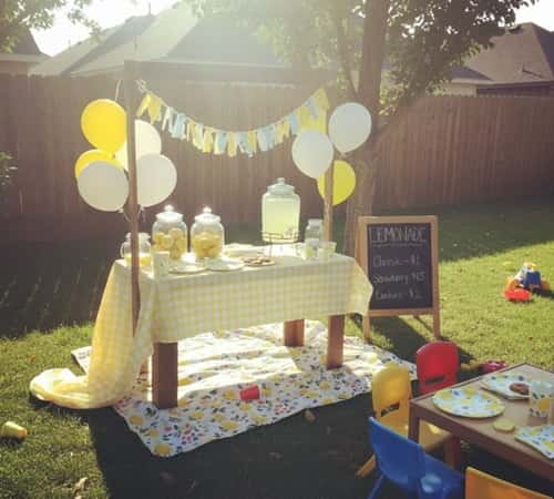 2. DIY Lemonade Stand Birthday Setup