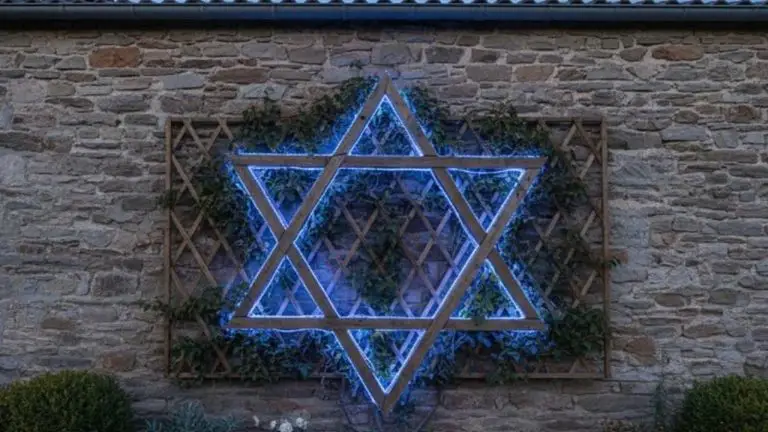 Hanukkah Outdoor Decor Ideas - featured