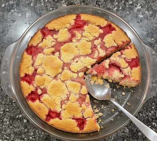 How This Rhubarb Dump Cake Tastes