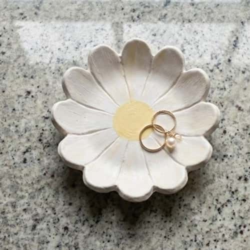 6. Simple Daisy Clay Ring Dish