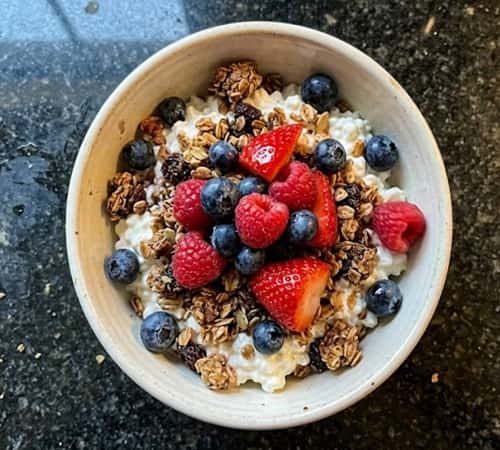 7. Cottage Cheese & Berry Crunch Bowl
