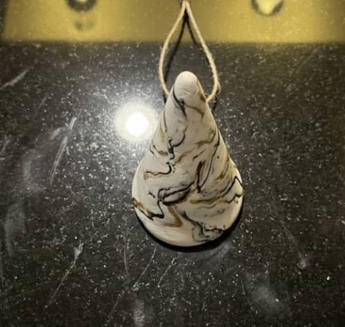 4. Minimalist Ring Cone With Gold Veins