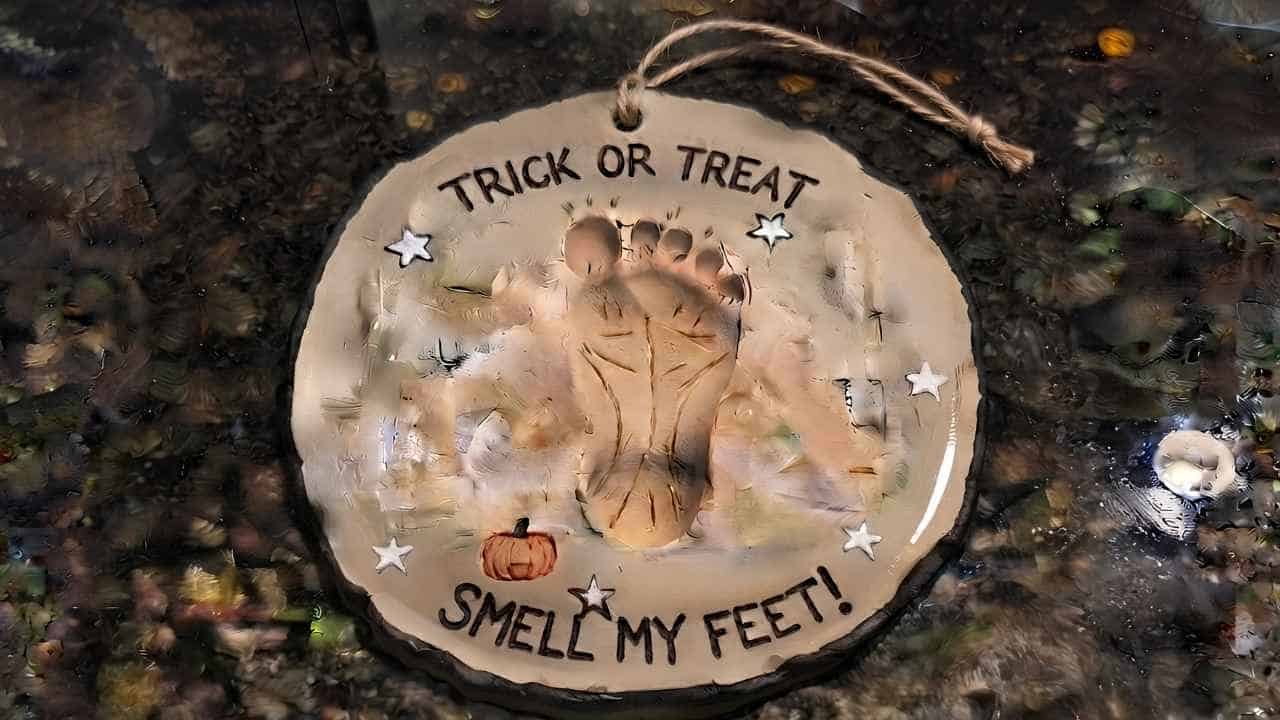 Trick Or Treat Smell My Feet Clay Craft - Featured